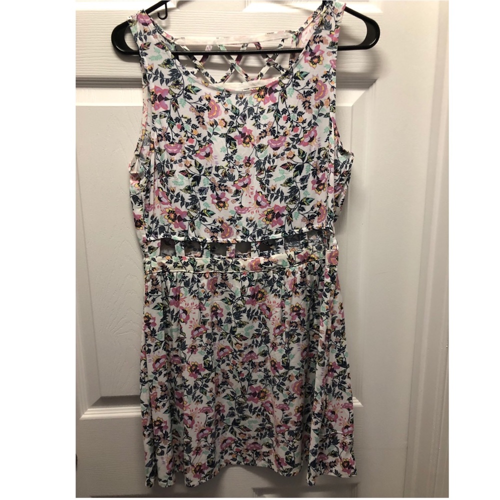 Mini floral dress w a accent open middle